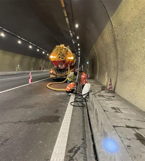 南昌隧道排水渠清淤